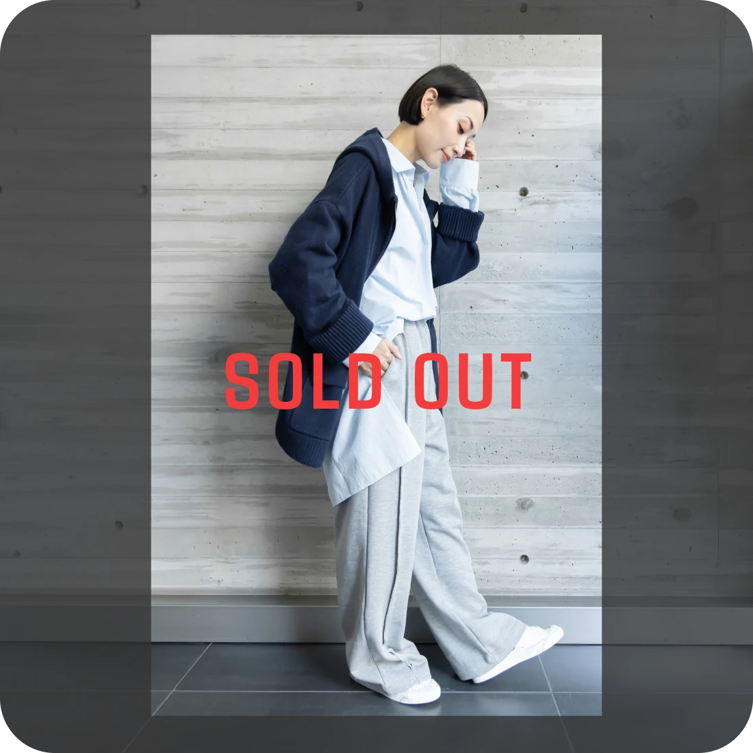 「SOLD OUT」の文字を重ねて加工した商品写真