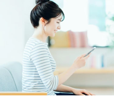 スマートフォンで画像を閲覧する女性